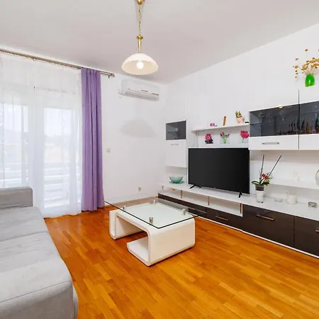 Tanya アパート Banjol